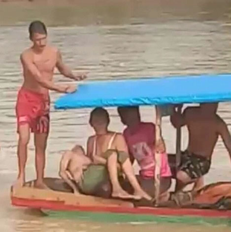Salah seorang korban tenggelam di Sungai Indragiri berhasil ditemukan, Jumat (20/3/2020). (ISTIMEWA/RAJA KASMEDI)